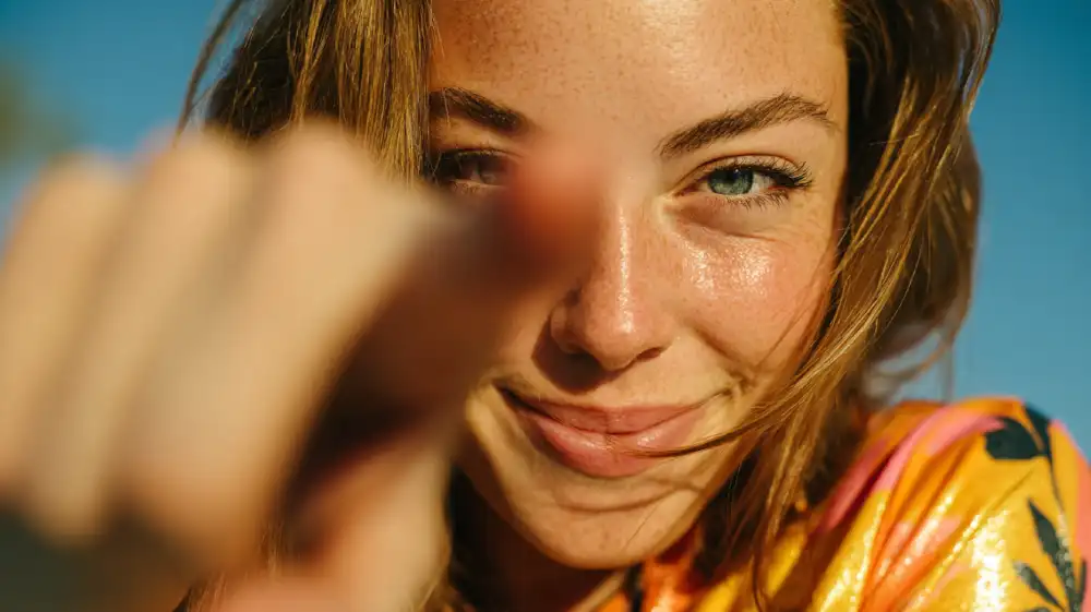 What Is a Hard Launch In Dating? Fully Revealing A Partner Online